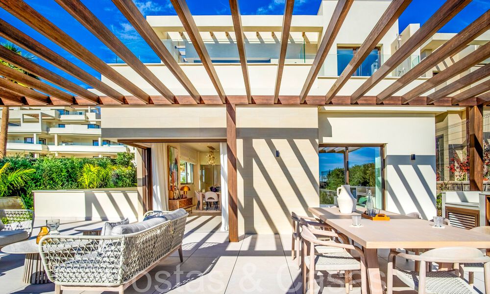 Nueva villa de lujo en primera línea de playa en venta en un exclusivo complejo, New Golden Mile, Marbella 69851