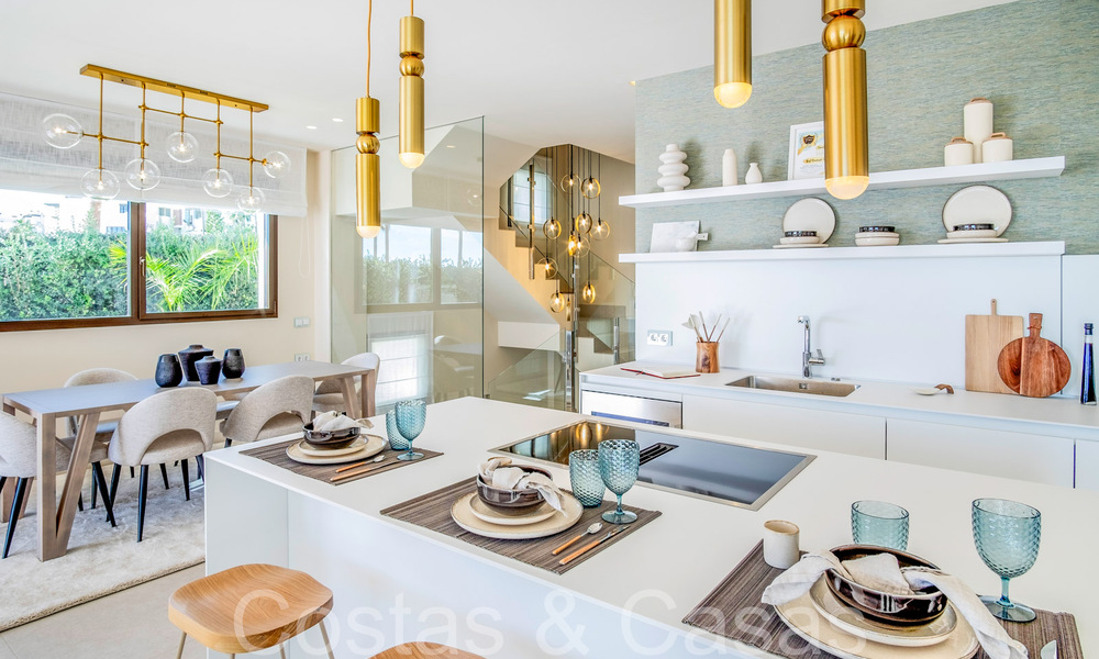 Nueva villa de lujo en primera línea de playa en venta en un exclusivo complejo, New Golden Mile, Marbella 69861