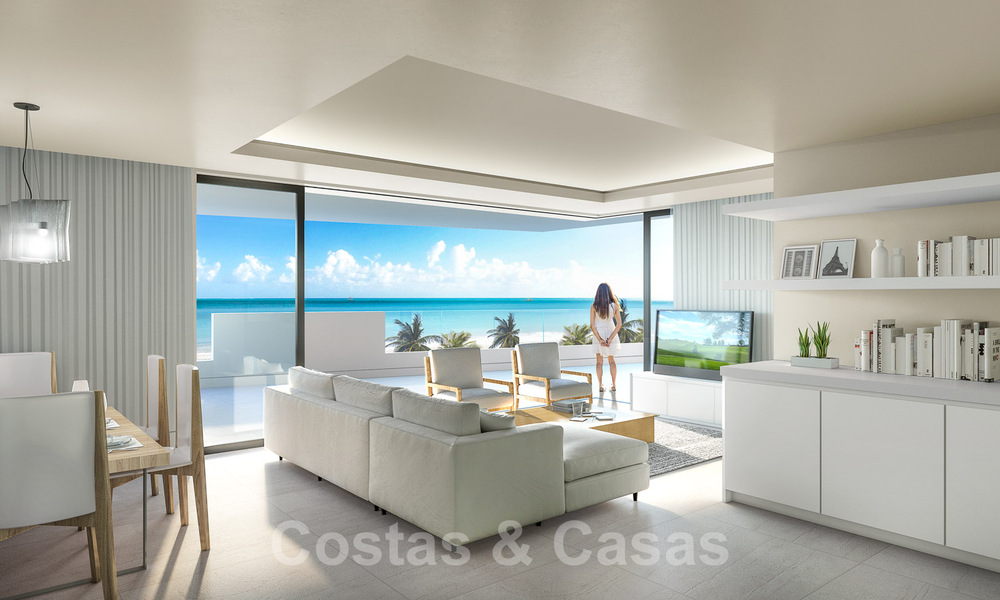 Nuevos apartamentos de lujo en primera línea de playa en venta en un exclusivo complejo, New Golden Mile, Marbella 40496