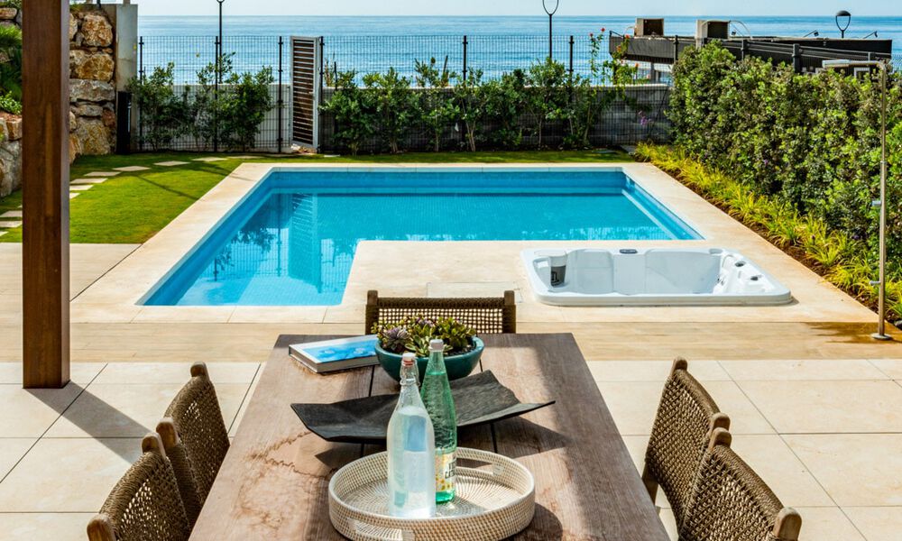 Nuevos apartamentos de lujo en primera línea de playa en venta en un exclusivo complejo, New Golden Mile, Marbella 40502