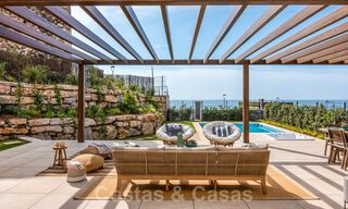 Nuevos apartamentos de lujo en primera línea de playa en venta en un exclusivo complejo, New Golden Mile, Marbella 40503 