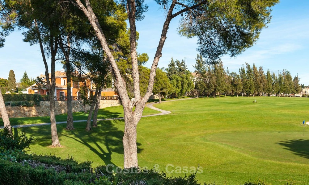 Casa adosada en venta, primera línea de golf, en un complejo cerrado en Guadalmina Alta en Marbella 7955