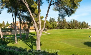 Casa adosada en venta, primera línea de golf, en un complejo cerrado en Guadalmina Alta en Marbella 7955 