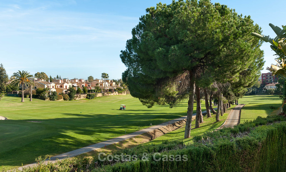 Casa adosada en venta, primera línea de golf, en un complejo cerrado en Guadalmina Alta en Marbella 7938