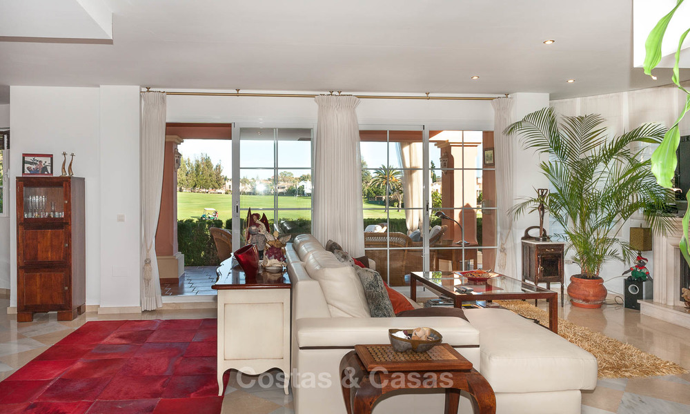 Casa adosada en venta, primera línea de golf, en un complejo cerrado en Guadalmina Alta en Marbella 7939