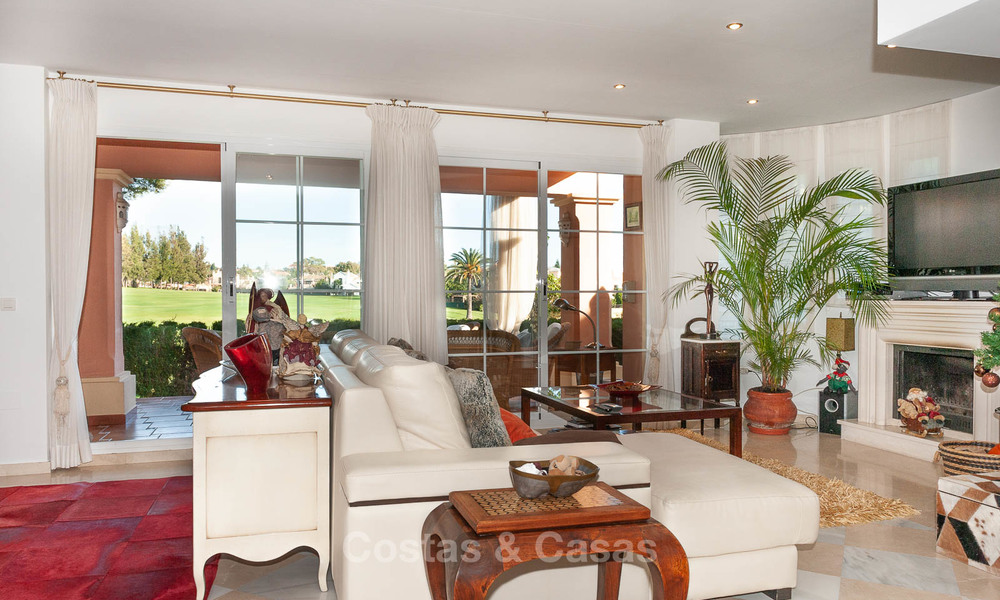 Casa adosada en venta, primera línea de golf, en un complejo cerrado en Guadalmina Alta en Marbella 7941