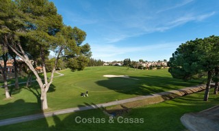 Casa adosada en venta, primera línea de golf, en un complejo cerrado en Guadalmina Alta en Marbella 7953 
