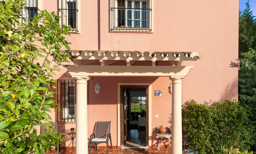 Casa adosada en venta, primera línea de golf, en un complejo cerrado en Guadalmina Alta en Marbella 7954