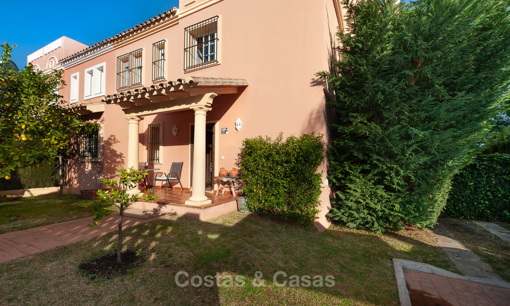 Casa adosada en venta, primera línea de golf, en un complejo cerrado en Guadalmina Alta en Marbella 7931
