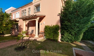 Casa adosada en venta, primera línea de golf, en un complejo cerrado en Guadalmina Alta en Marbella 7931 