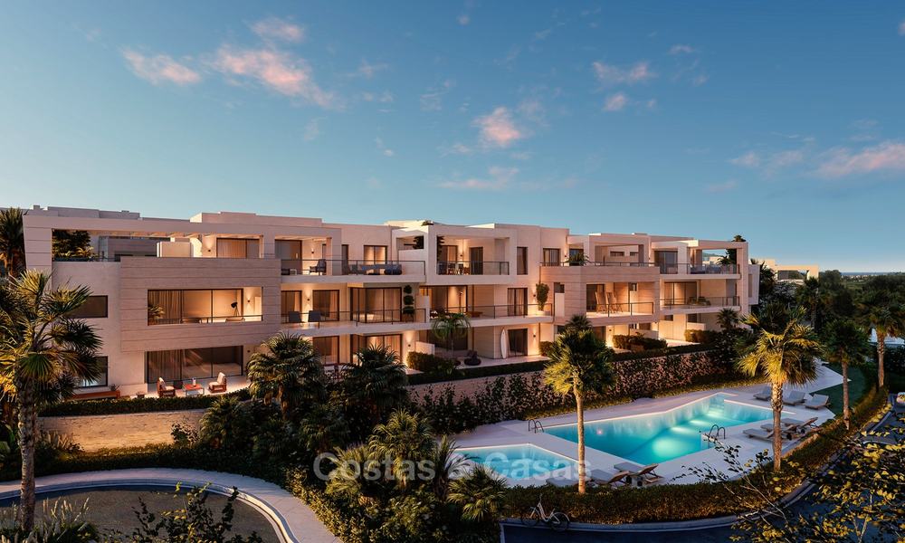 Deliciosos y modernos apartamentos en primera línea de golf en venta en un exclusivo complejo nuevo, Casares, Costa del Sol. 8028