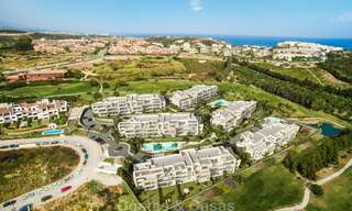 Deliciosos y modernos apartamentos en primera línea de golf en venta en un exclusivo complejo nuevo, Casares, Costa del Sol. 8038 