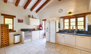 Amplia villa de estilo rústico en un entorno natural único a la venta, Casares, Costa del Sol 8073 