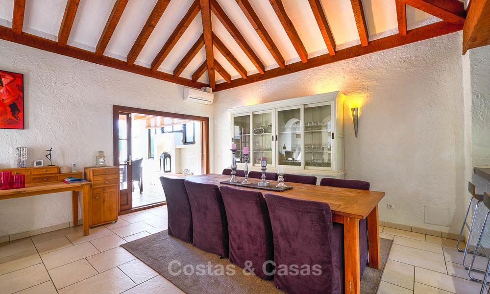 Amplia villa de estilo rústico en un entorno natural único a la venta, Casares, Costa del Sol 8075