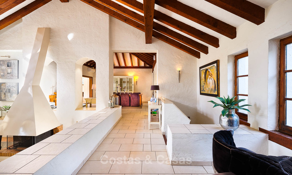 Amplia villa de estilo rústico en un entorno natural único a la venta, Casares, Costa del Sol 8081