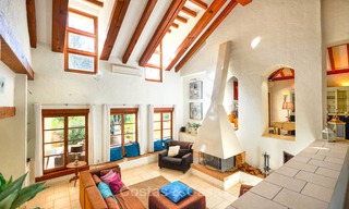 Amplia villa de estilo rústico en un entorno natural único a la venta, Casares, Costa del Sol 8082 