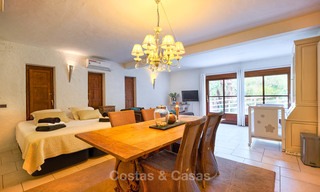 Amplia villa de estilo rústico en un entorno natural único a la venta, Casares, Costa del Sol 8083 