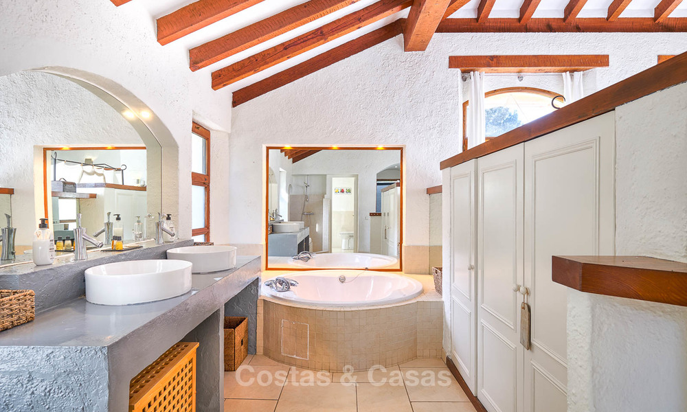 Amplia villa de estilo rústico en un entorno natural único a la venta, Casares, Costa del Sol 8090