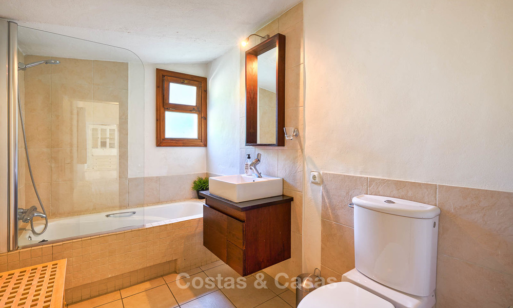 Amplia villa de estilo rústico en un entorno natural único a la venta, Casares, Costa del Sol 8107