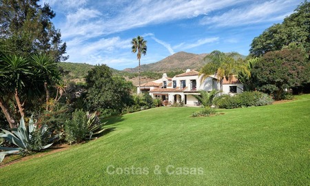 Amplia villa de estilo rústico en un entorno natural único a la venta, Casares, Costa del Sol 8123