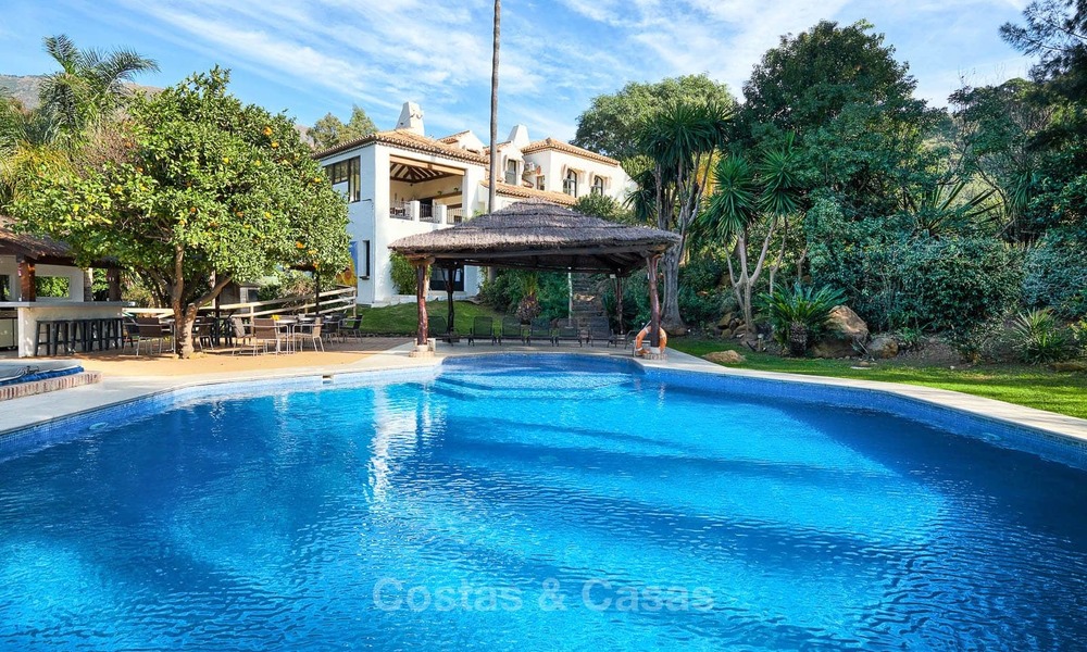 Amplia villa de estilo rústico en un entorno natural único a la venta, Casares, Costa del Sol 8127