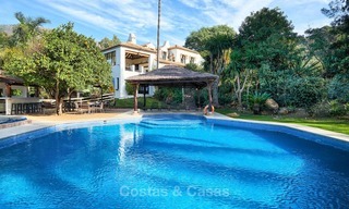 Amplia villa de estilo rústico en un entorno natural único a la venta, Casares, Costa del Sol 8127 
