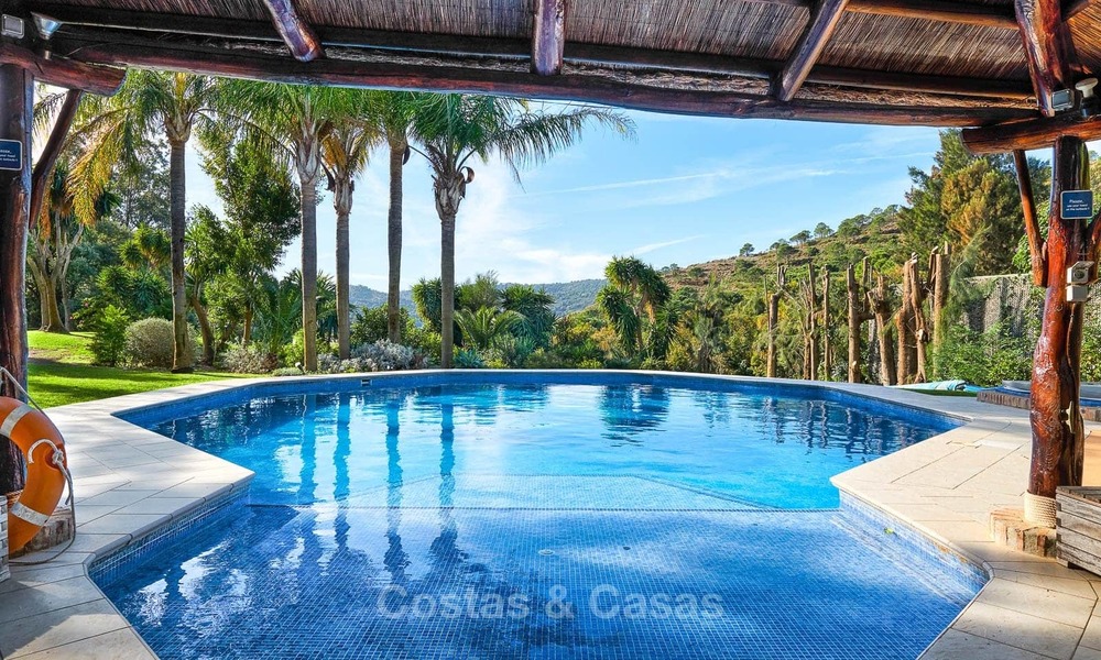 Amplia villa de estilo rústico en un entorno natural único a la venta, Casares, Costa del Sol 8131