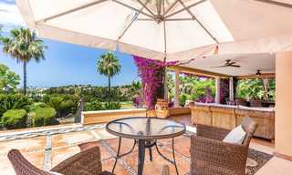 Amplia y lujosa villa de estilo tradicional en venta, primera línea de golf - Nueva Andalucía - Marbella 8264 