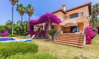 Amplia y lujosa villa de estilo tradicional en venta, primera línea de golf - Nueva Andalucía - Marbella 8265 