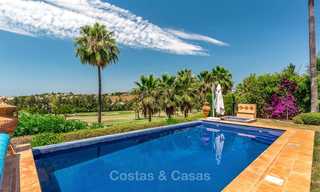 Amplia y lujosa villa de estilo tradicional en venta, primera línea de golf - Nueva Andalucía - Marbella 8266 