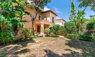 Amplia y lujosa villa de estilo tradicional en venta, primera línea de golf - Nueva Andalucía - Marbella 8272 