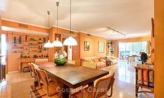 Amplio apartamento en primera línea de golf a la venta, a corta distancia de todas las amenidades y de San Pedro, Marbella 8431 