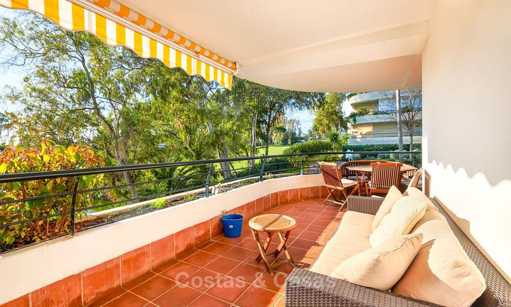 Amplio apartamento en primera línea de golf a la venta, a corta distancia de todas las amenidades y de San Pedro, Marbella 8437