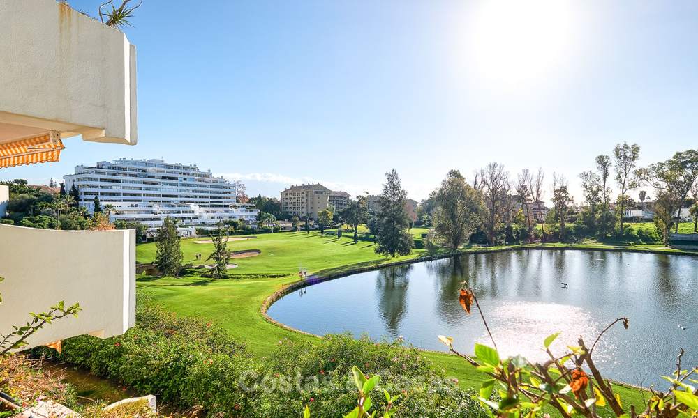 Amplio apartamento en primera línea de golf a la venta, a corta distancia de todas las amenidades y de San Pedro, Marbella 8443
