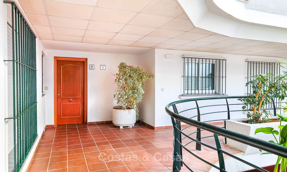 Amplio apartamento en primera línea de golf a la venta, a corta distancia de todas las amenidades y de San Pedro, Marbella 8457