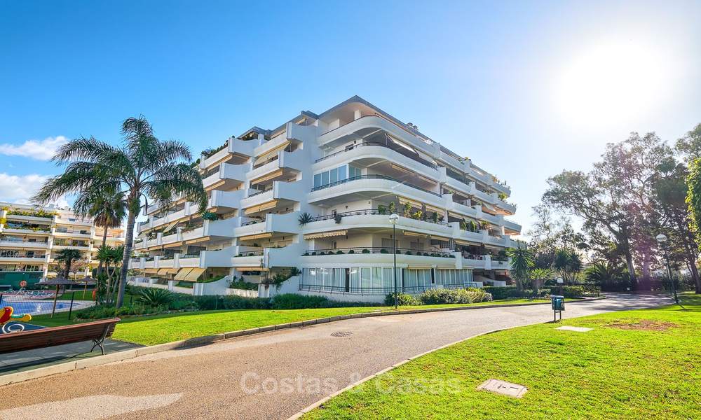 Amplio apartamento en primera línea de golf a la venta, a corta distancia de todas las amenidades y de San Pedro, Marbella 8460