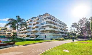 Amplio apartamento en primera línea de golf a la venta, a corta distancia de todas las amenidades y de San Pedro, Marbella 8460 