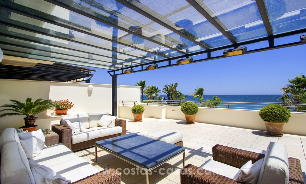Apartamentos de lujo frente a la playa en venta en la Milla de Oro, Marbella, a poca distancia de Puerto Banús 22340