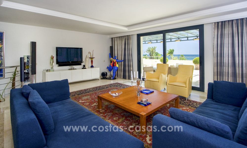 Apartamentos de lujo frente a la playa en venta en la Milla de Oro, Marbella, a poca distancia de Puerto Banús 22341