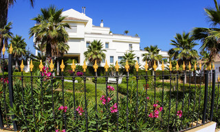 Apartamentos de lujo frente a la playa en venta en la Milla de Oro, Marbella, a poca distancia de Puerto Banús 22347 