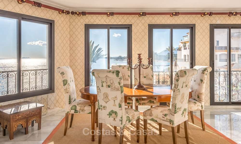Oportunidad de adquirir un amplio apartamento de lujo frente al mar en el puerto deportivo de Puerto Banús - Marbella 8491