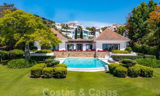 Suntuosa villa de lujo de estilo tradicional con magníficas vistas al mar en venta, Benahavis - Marbella. 37104 