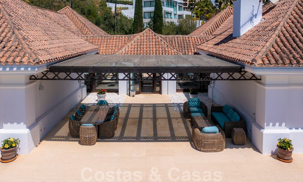 Suntuosa villa de lujo de estilo tradicional con magníficas vistas al mar en venta, Benahavis - Marbella. 37110