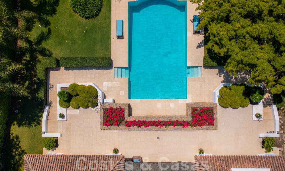 Suntuosa villa de lujo de estilo tradicional con magníficas vistas al mar en venta, Benahavis - Marbella. 37112