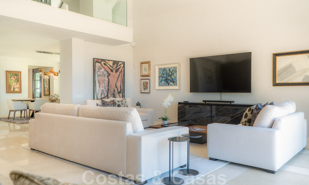 Suntuosa villa de lujo de estilo tradicional con magníficas vistas al mar en venta, Benahavis - Marbella. 37118