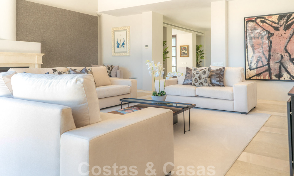 Suntuosa villa de lujo de estilo tradicional con magníficas vistas al mar en venta, Benahavis - Marbella. 37119