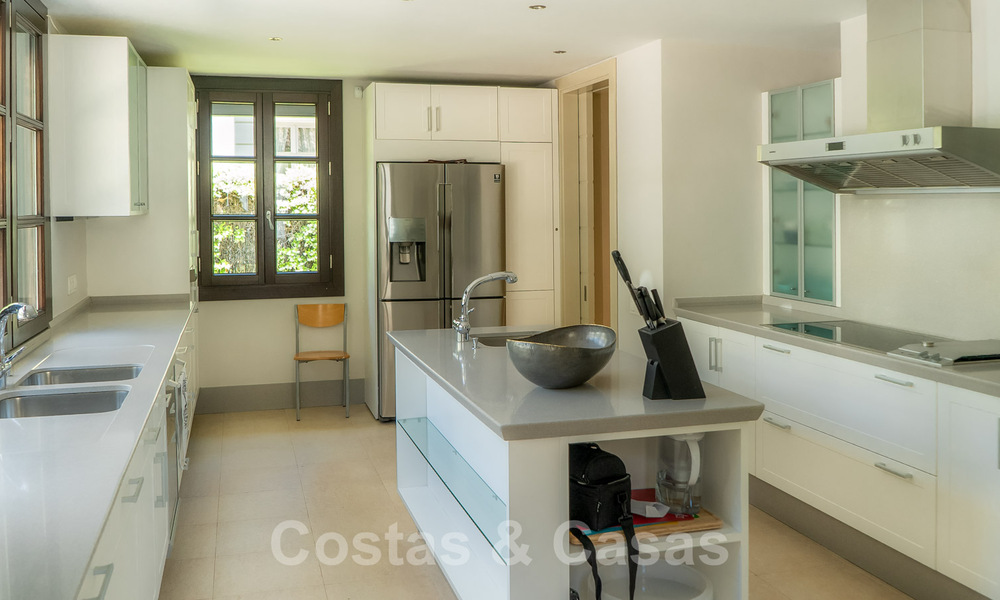 Suntuosa villa de lujo de estilo tradicional con magníficas vistas al mar en venta, Benahavis - Marbella. 37123