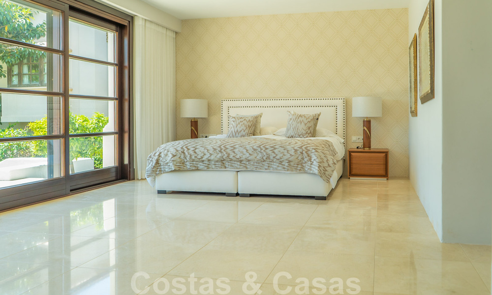 Suntuosa villa de lujo de estilo tradicional con magníficas vistas al mar en venta, Benahavis - Marbella. 37128