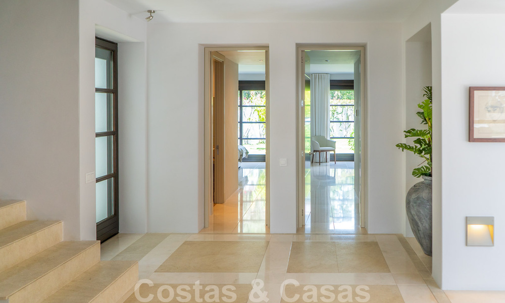 Suntuosa villa de lujo de estilo tradicional con magníficas vistas al mar en venta, Benahavis - Marbella. 37131