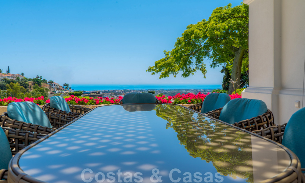 Suntuosa villa de lujo de estilo tradicional con magníficas vistas al mar en venta, Benahavis - Marbella. 37146